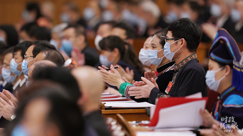 △闭幕会上，每项决议草案和决定草案表决通过后，现场都会响起热烈掌声。（总台国广记者李晋拍摄）