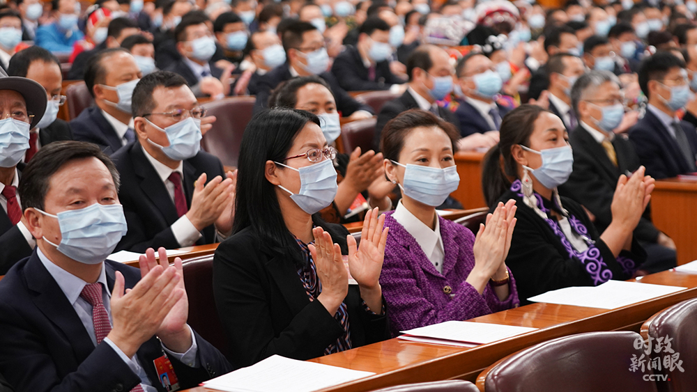 △闭幕会上，每项决议草案和决定草案表决通过后，现场都会响起热烈掌声。（总台国广记者李晋拍摄）